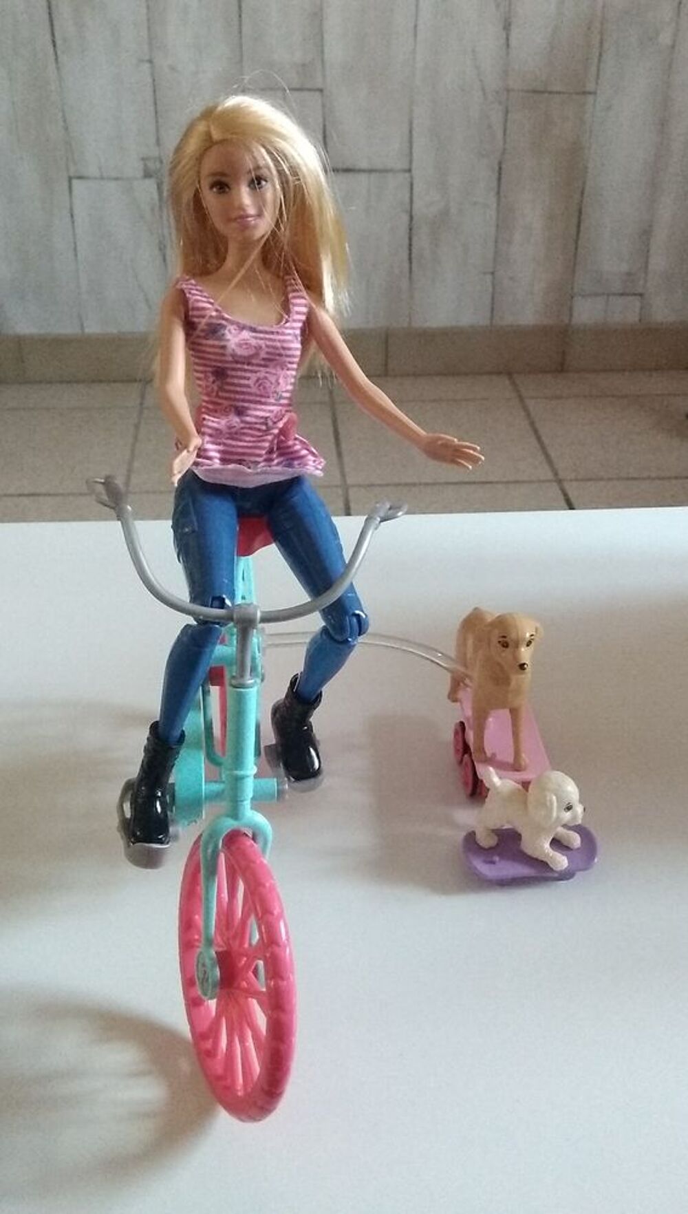 POUPEE BARBIE A VELO AVEC SES CHIENS Jeux / jouets