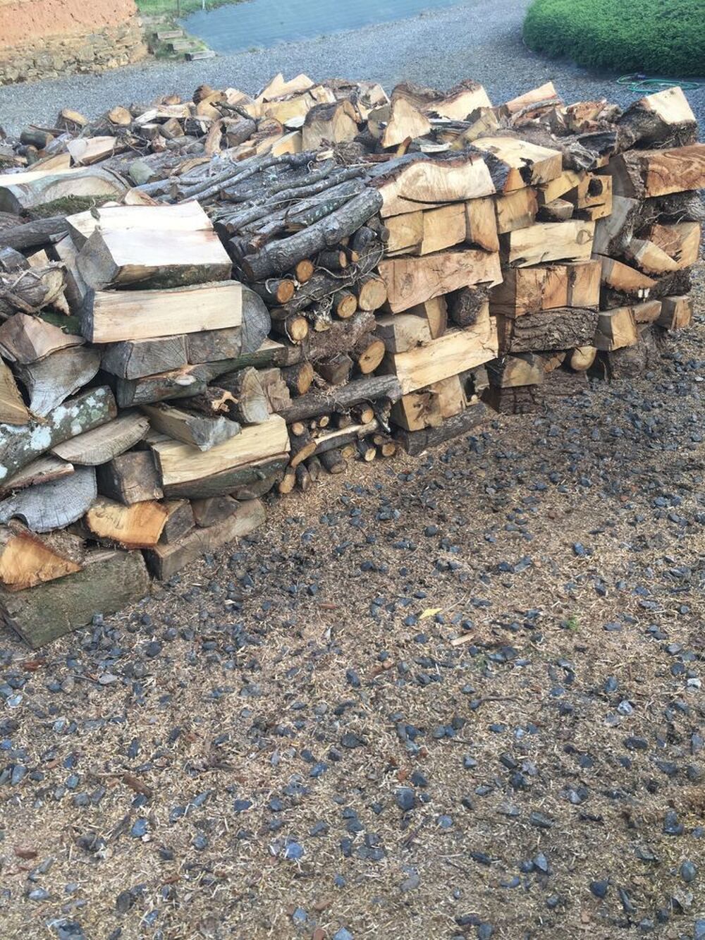 bois de chauffage coup&eacute; en 50 cm sec d un an. ch&ecirc;ne /h&ecirc;tre . 2 cordes.230€/cordes Jardin