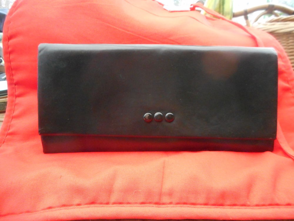 Pochette &agrave; main vintage en Ska&iuml; Maroquinerie
