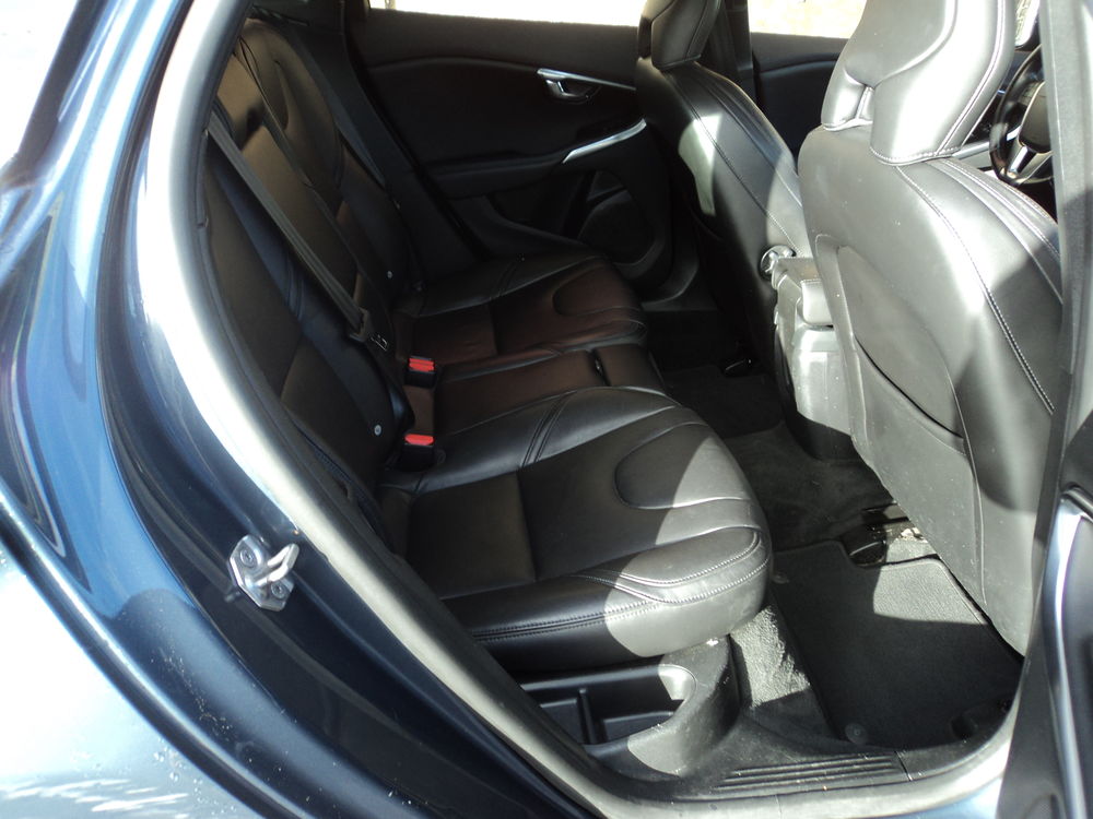 V40 T2 122 Geartronic 6 Inscription 2018 occasion 78610 Le Perray-en-Yvelines