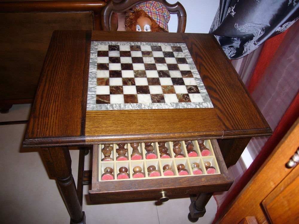 TABLE D'ECHEC + 2 CHAISES RETAPISSER Jeux / jouets