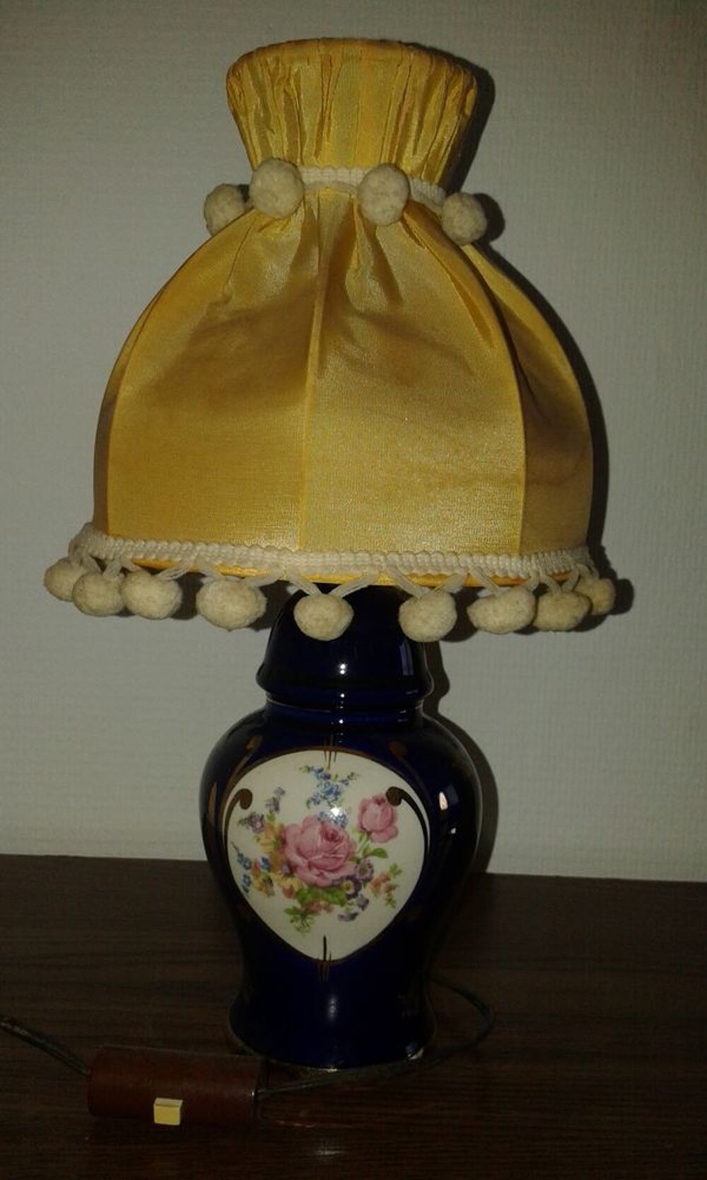 Tr&egrave;s Ancienne lampe de chevet en porcelaine Décoration