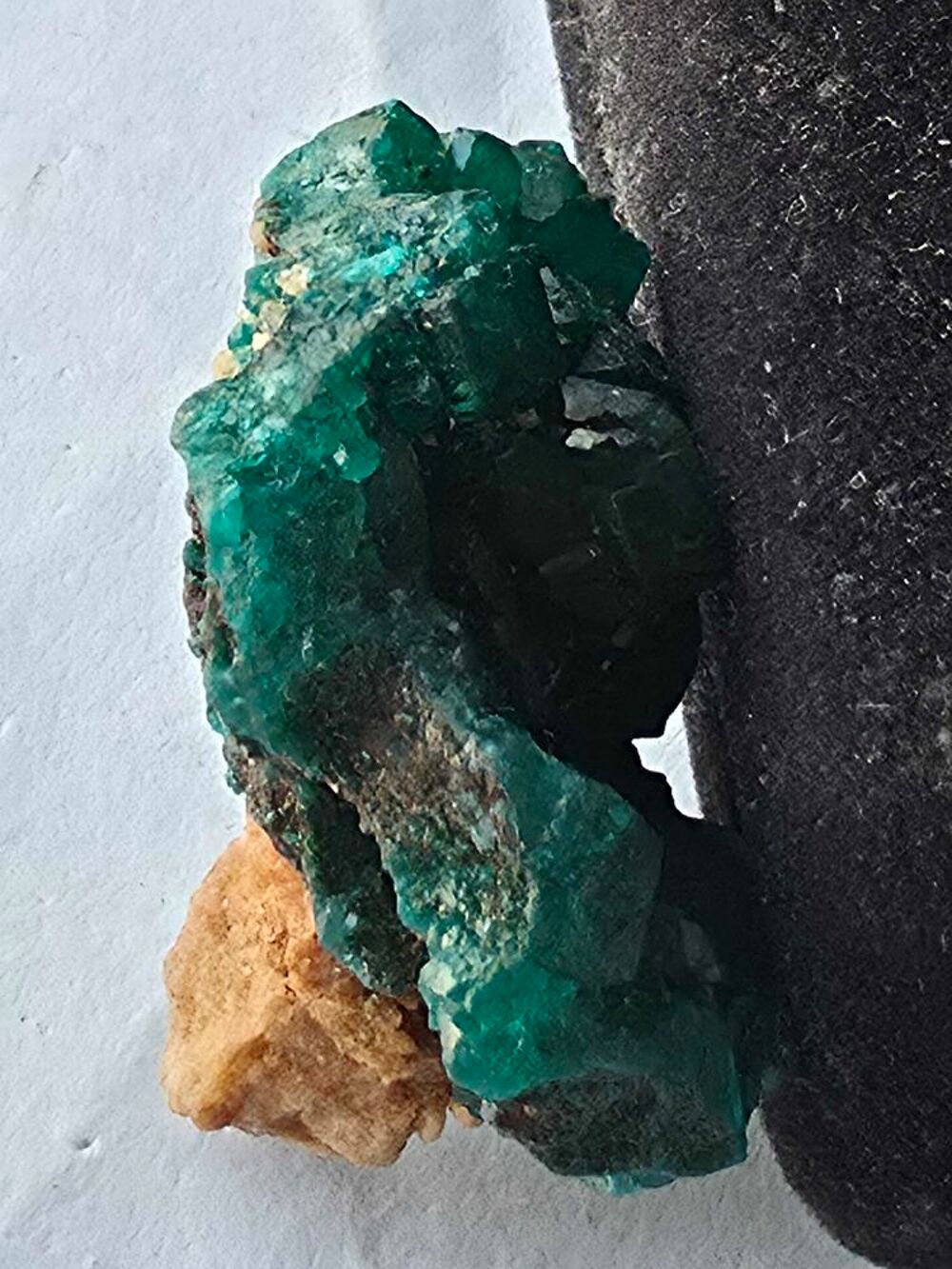 V&eacute;ritable Dioptase Verte sur gangue-Sp&eacute;cimen de 15g du Congo 