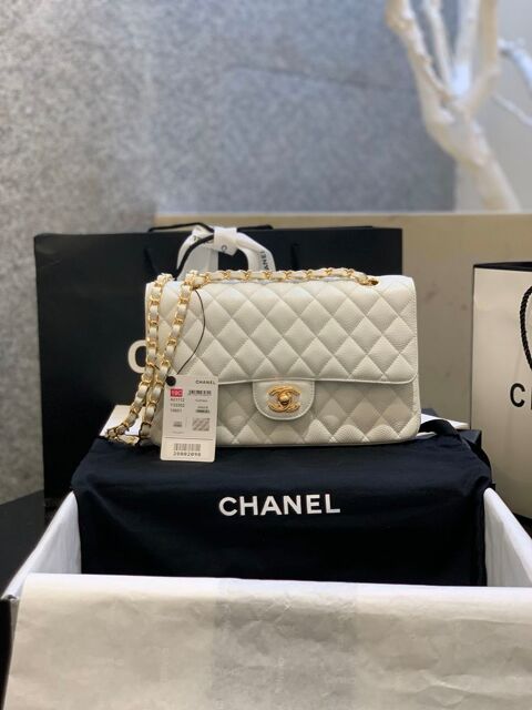 Chanel Classic Flap ? Cuir Caviar Blanc & M�tallerie Dor�e
990 Montpellier (34)
