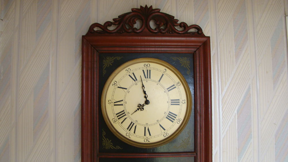Grande pendule murale en bois vintage ann&eacute;es 1980 Décoration