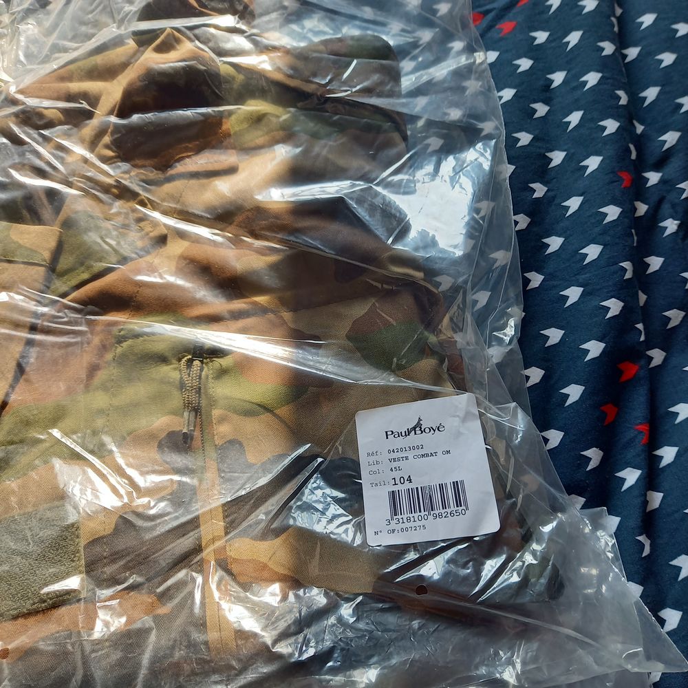  treillis complet neuf dans l'emballage. Vêtements