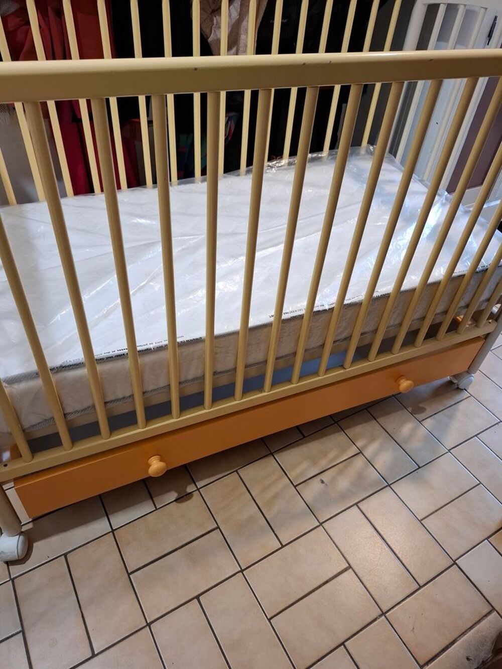LIT B&eacute;b&eacute; 125 cm long excellent &eacute;tat avec MATELAS NEUF +draps Mobilier enfants