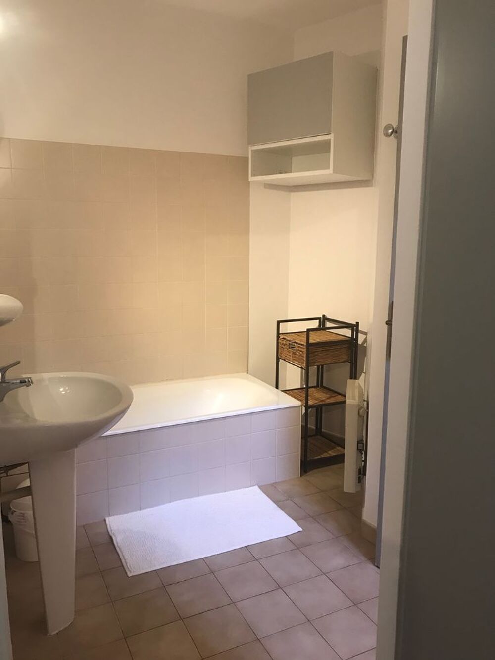 Location Appartement GRAND STUDIO MEUBLE 32M2, Centre Ville d'Avignon Avignon