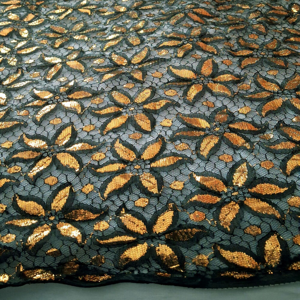 Tissu fleur dor&eacute;e tulle noir 92x90 Décoration