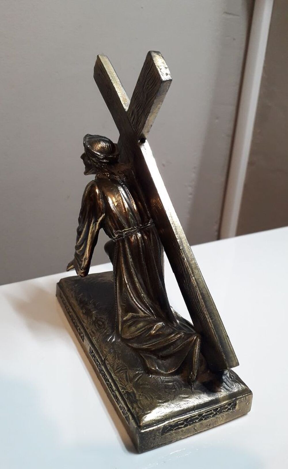 Statue de J&eacute;sus portant sa croix 