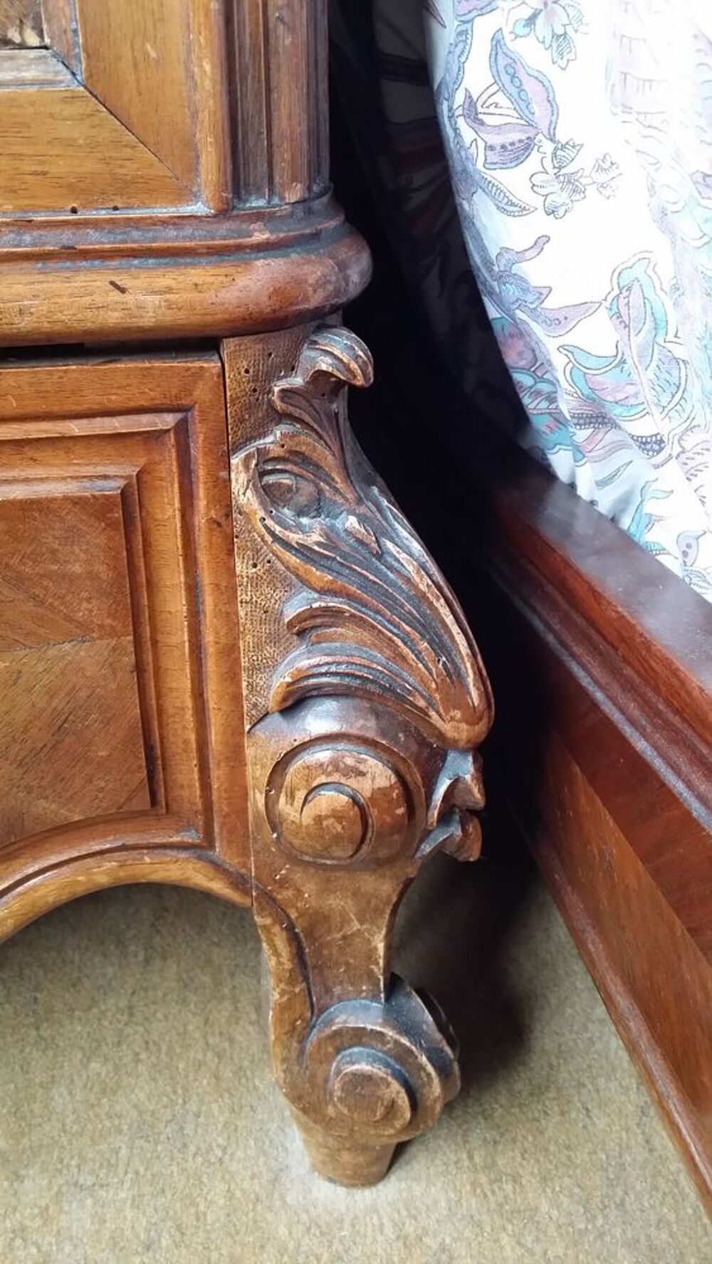 Armoire &agrave; glace &agrave; chapiteau d&eacute;cor&eacute; Meubles