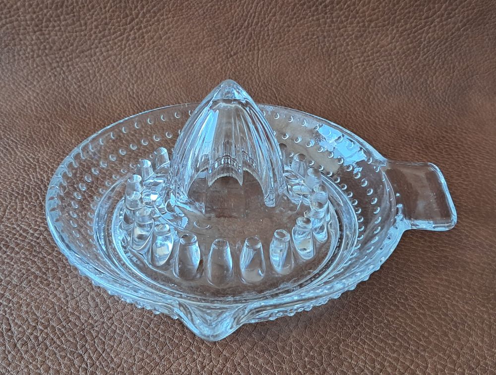 presse agrumes en verre 
marque arc 
diam&egrave;tre 12 cm
Cuisine