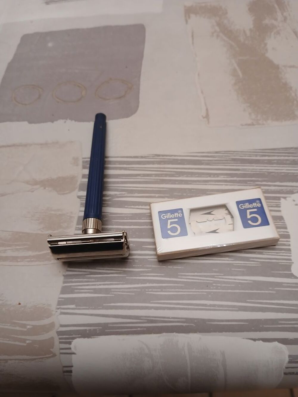 Rasoir m&eacute;canique gilette neuf avec un paquet de lame neuve Electroménager