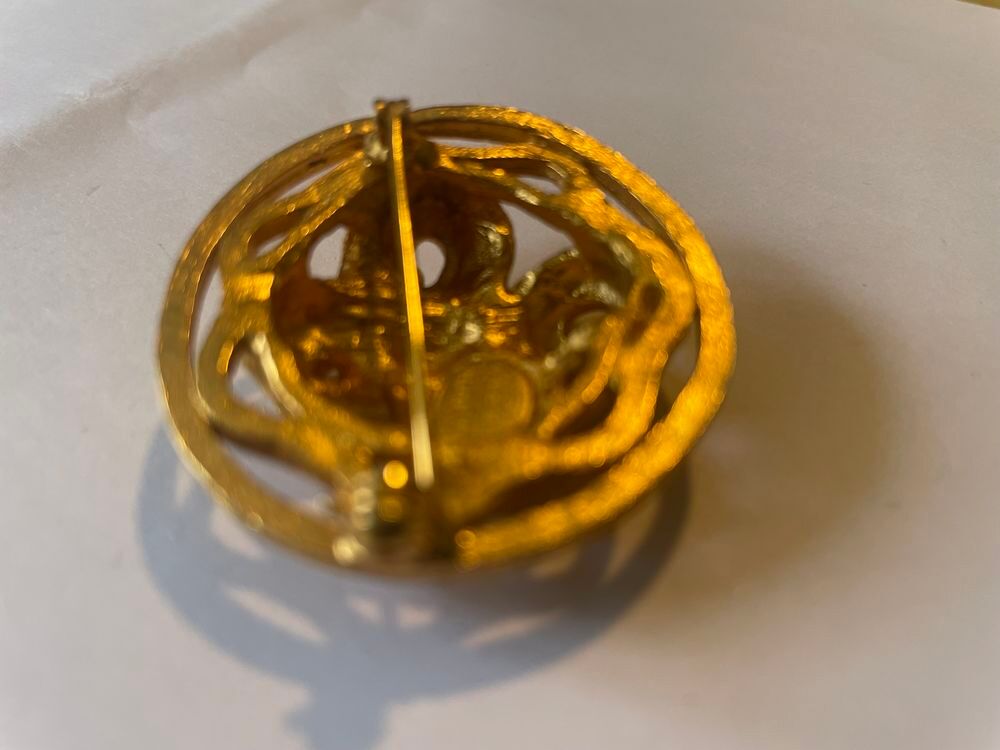 Broche Ronde dor&eacute;e arabesques LANVIN Bijoux et montres