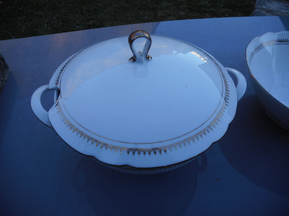 LOT DE 1 SOUPIERE ET 1 SALADIER EN PORCELAINE Electroménager