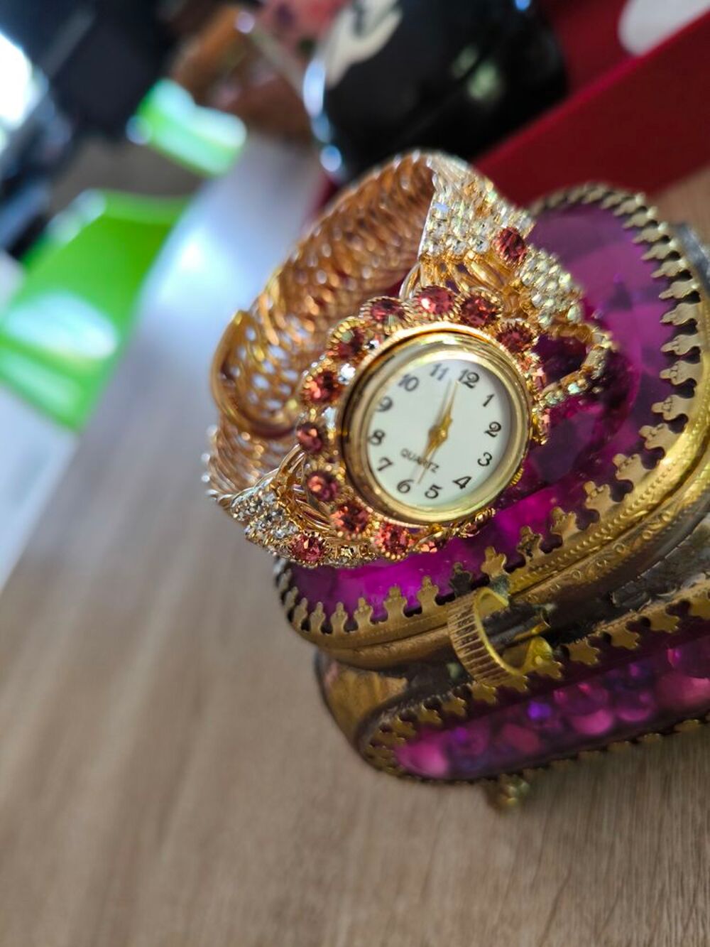 Montre femme plaqu&eacute; or jaune et cristal russe Bijoux et montres