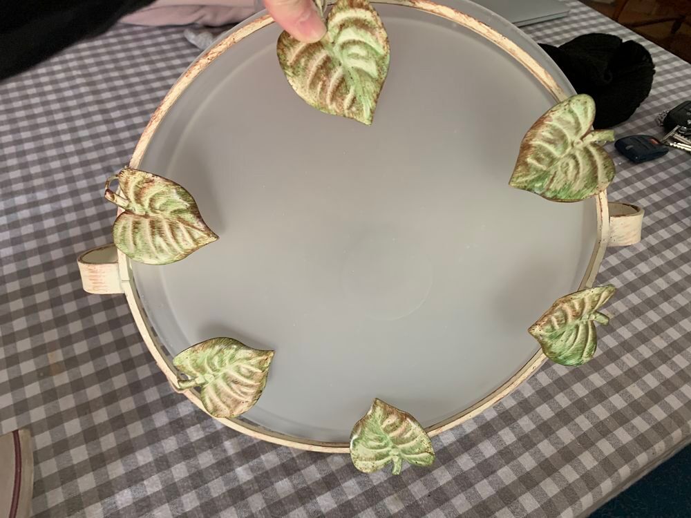 Plafonnier en verre opaline et fer forg&eacute; Décoration