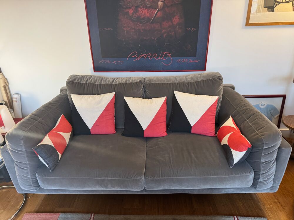 Canap&eacute; deux places velours gris D�coration