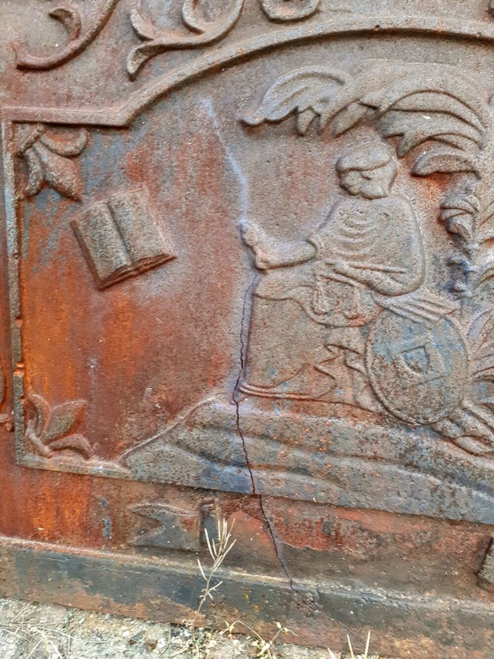 PLAQUE DE CHEMINEE AVEC SES CHENETS Décoration