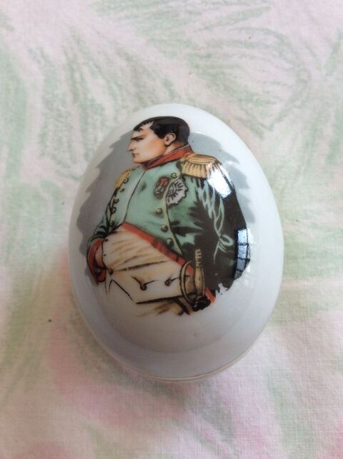 Boite � pilules forme ?uf d�cor Napol�on Limoges 20 Gif-sur-Yvette (91)