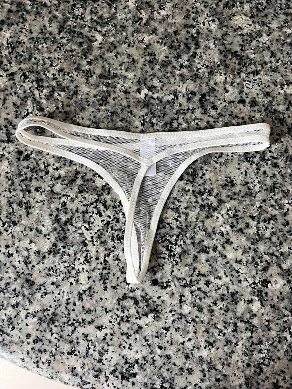 String Femme Blanc Transparent. Neuf Jamais Port&eacute;. Taille XS Vêtements