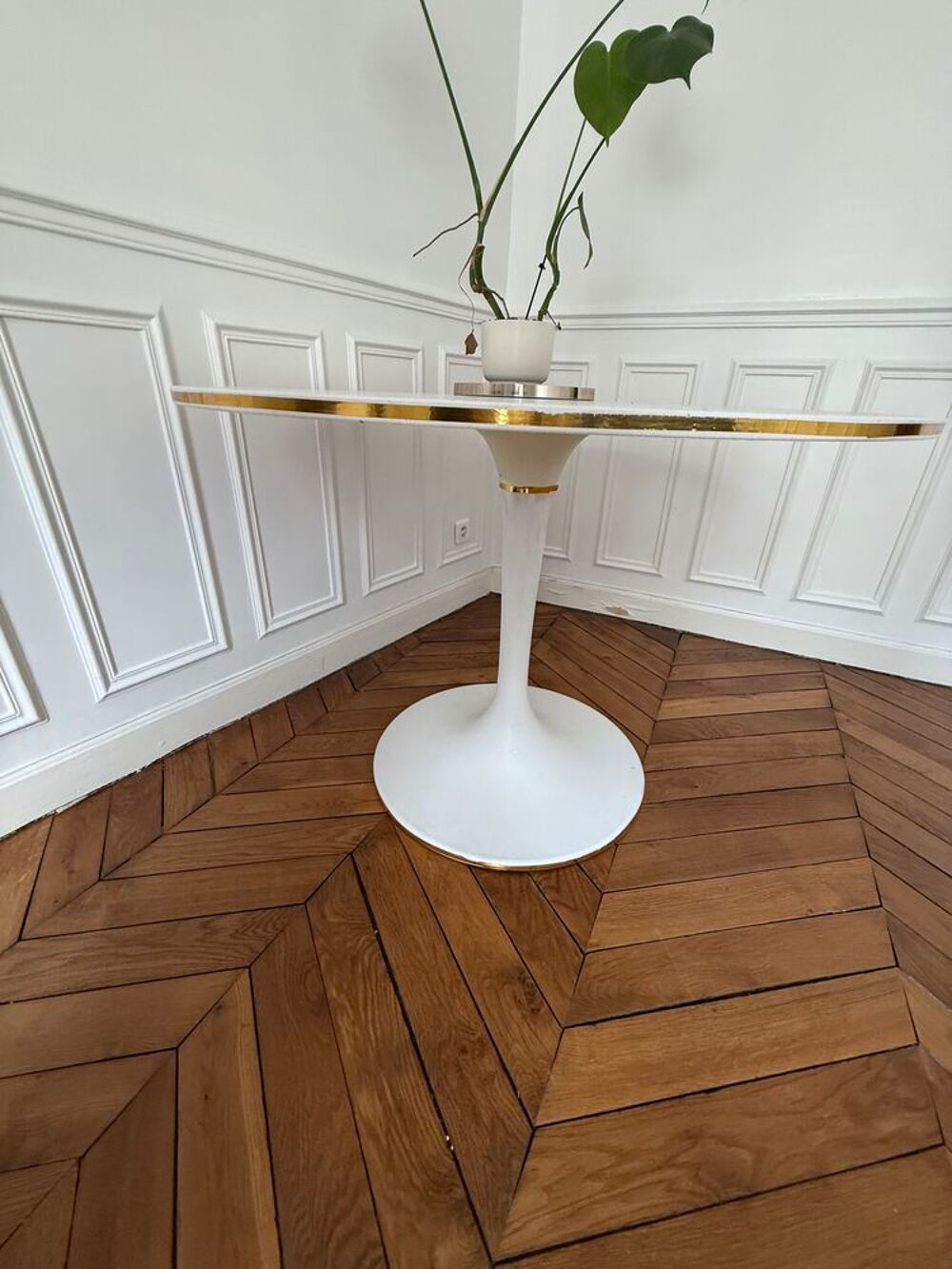 Table ronde blanche style tulipe - bord dor&eacute; Meubles