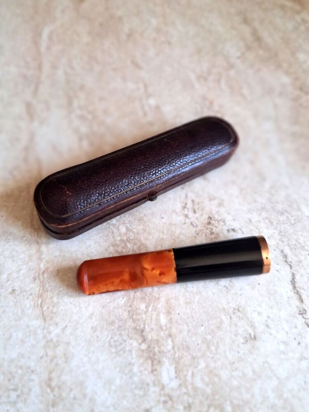 Fume-cigare vintage or, bak&eacute;lite et ambre 