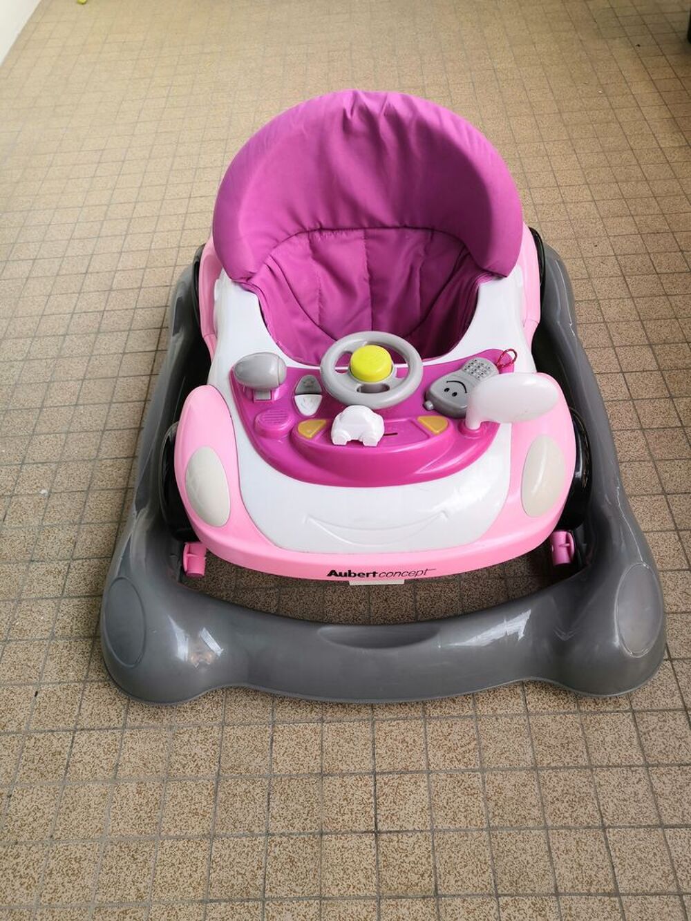 trotteur voiturette pour les 1er pas de b&eacute;b&eacute; bon &eacute;tat Puériculture