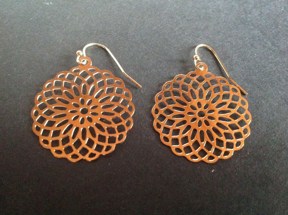 BOUCLES OREILLES DOR&Eacute;E ROSACE 2,8 cm Envoi Possible
Bijoux et montres