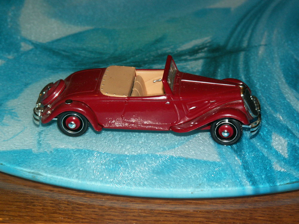 miniature Citro&euml;n traction 22CV cabriolet
Jeux / jouets