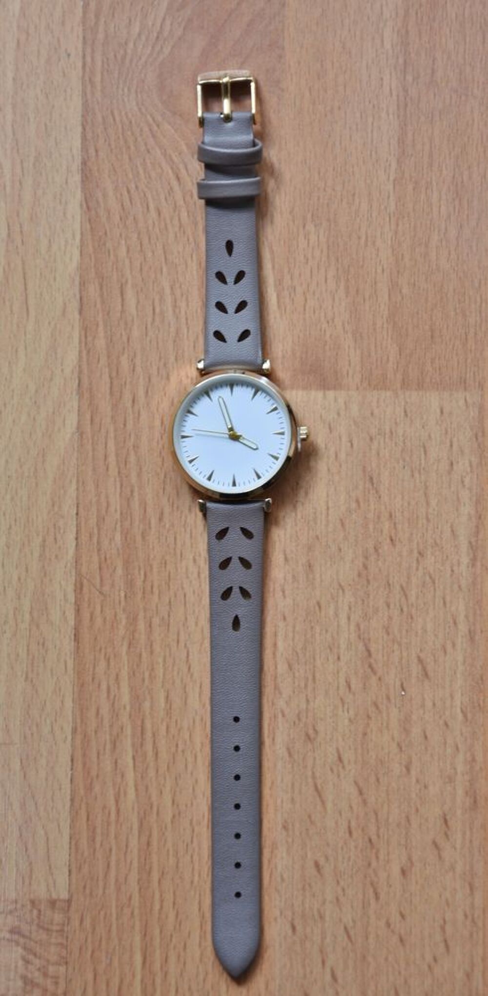 NEUVE. MONTRE avec &eacute;l&eacute;gant bracelet. NEUVE dans emballage.
Bijoux et montres
