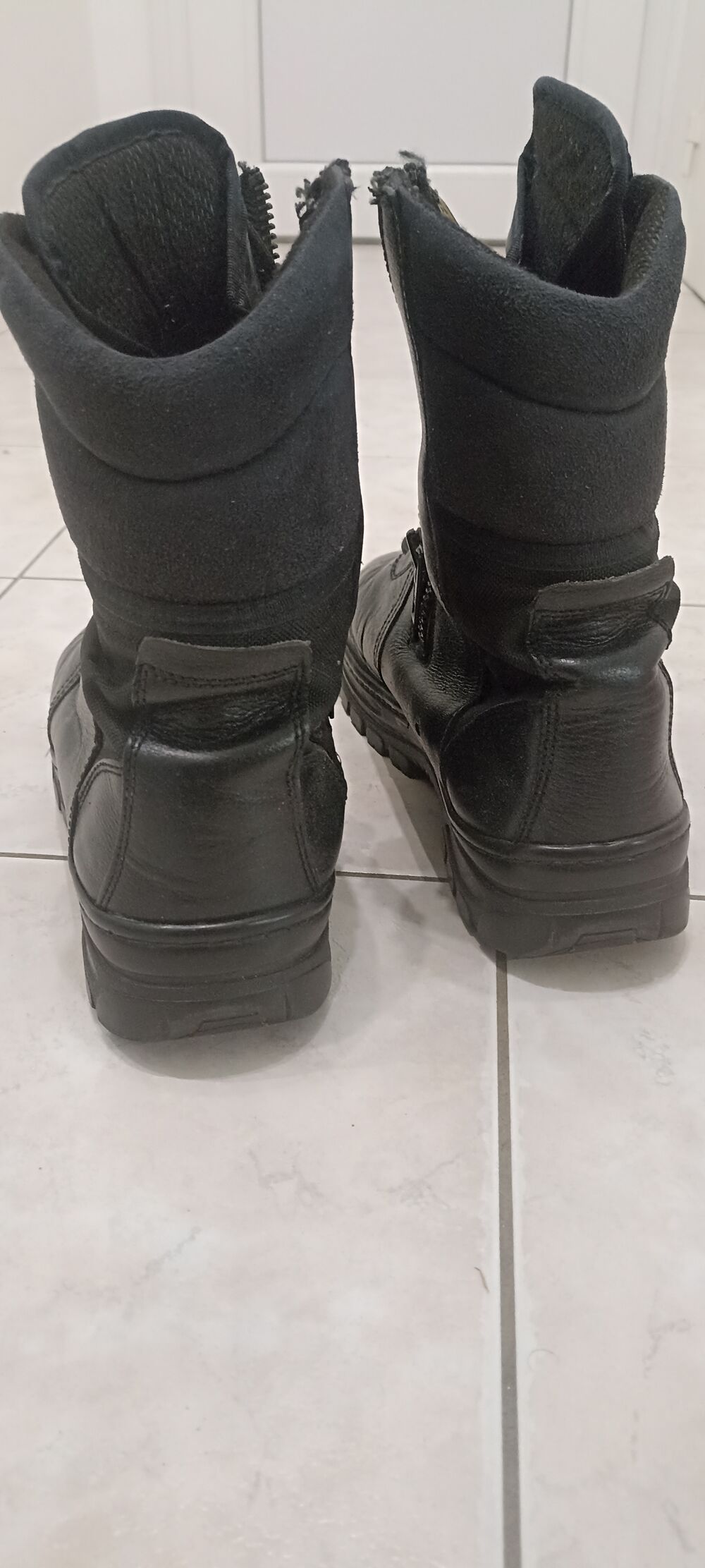 Chaussures montantes type rangers. Chaussures