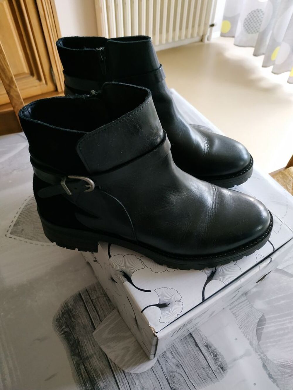 une paire de chaussures cuir &eacute;tat neuf , achet&eacute; 62 vendue 35 Chaussures