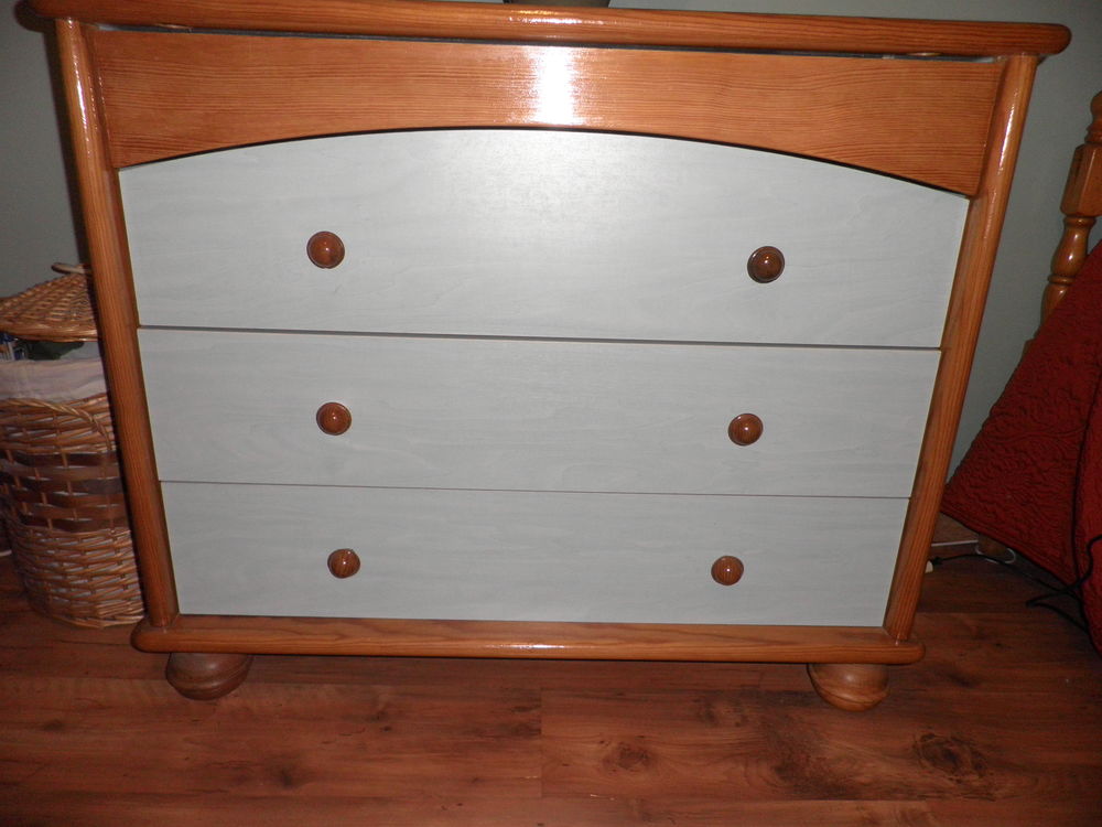 Lit,commode &agrave; tiroirs,bureau,chaise styl&eacute;e. Meubles