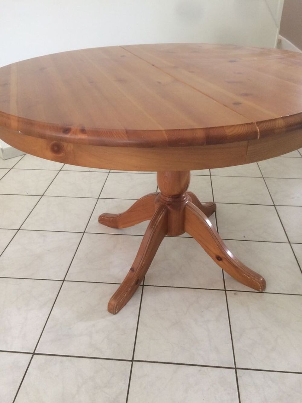 Table ronde en pin massif teint&eacute; cir&eacute; Meubles