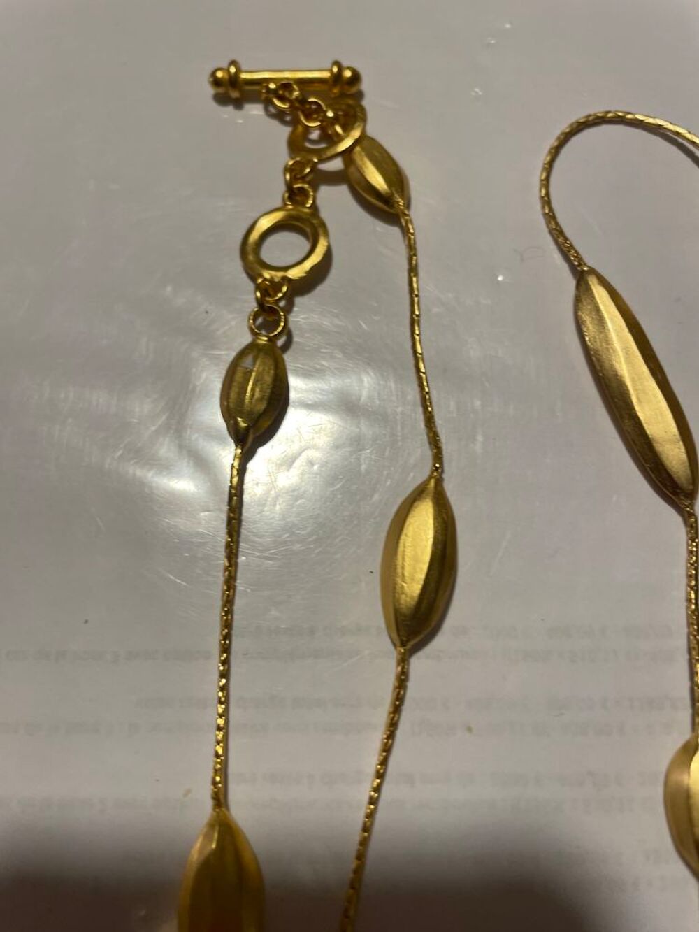 Collier dor&eacute; olives &agrave; facettes incrust&eacute;es sur chaineANTIGONA Bijoux et montres