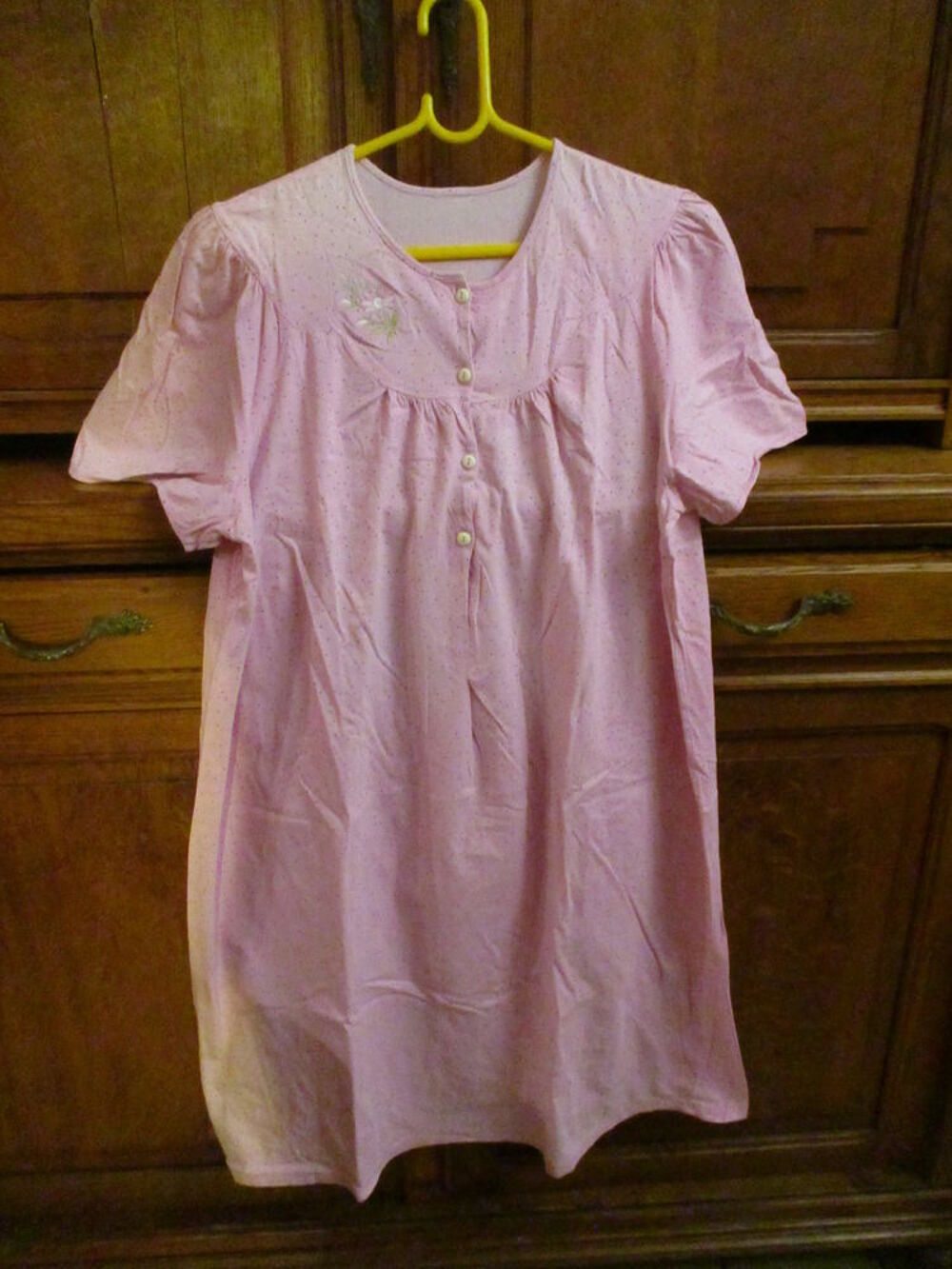 robe de nuit rose &agrave; pois et broder sur le haut gauche Vtements