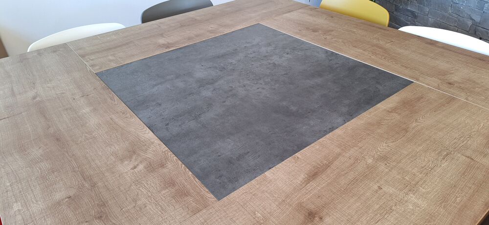 Table bois carr&eacute;e 6-8 personnes Meubles