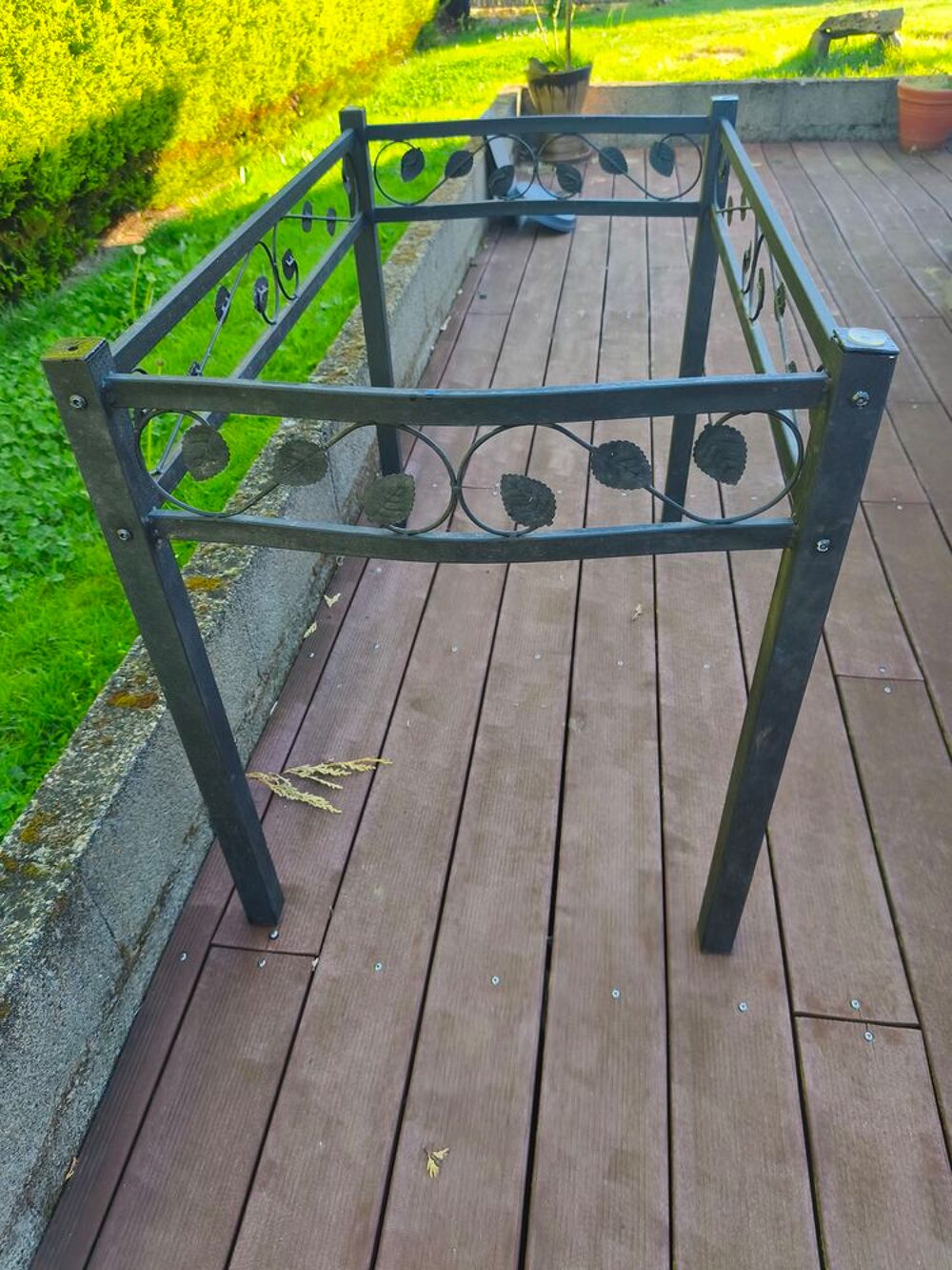 Table ou peu faire jardini&egrave;re bonjo
Table ou jardini&egrave;re Jardin