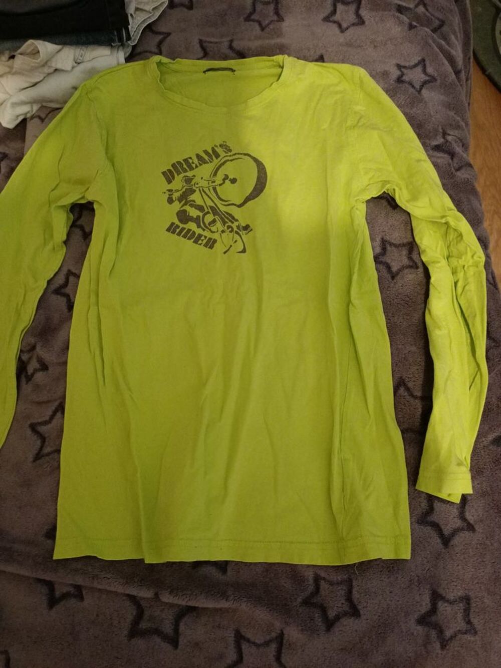 V&ecirc;tements pull t-shirt Vêtements