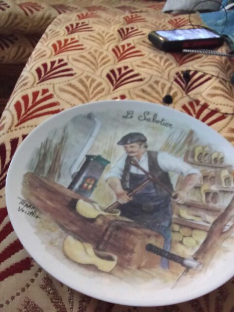 assiette en porcelaine décorative Le Sabotier de Terra Vecettia 20 Guyancourt (78)