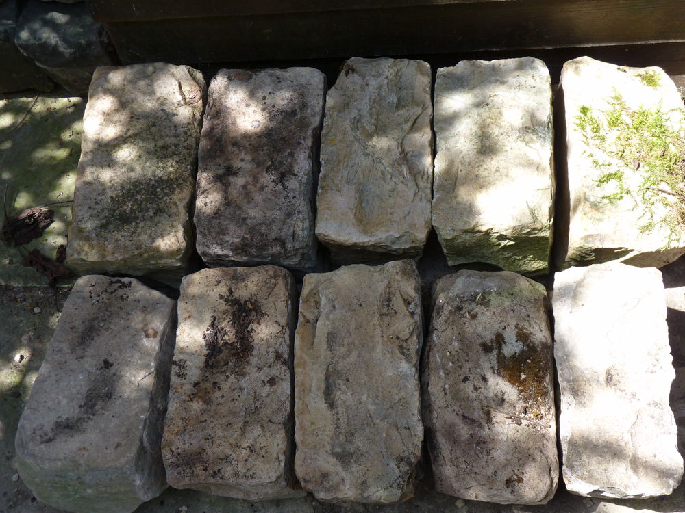 bordures en pierre pleine masse beige pour am&eacute;nagement ext&eacute;r Jardin