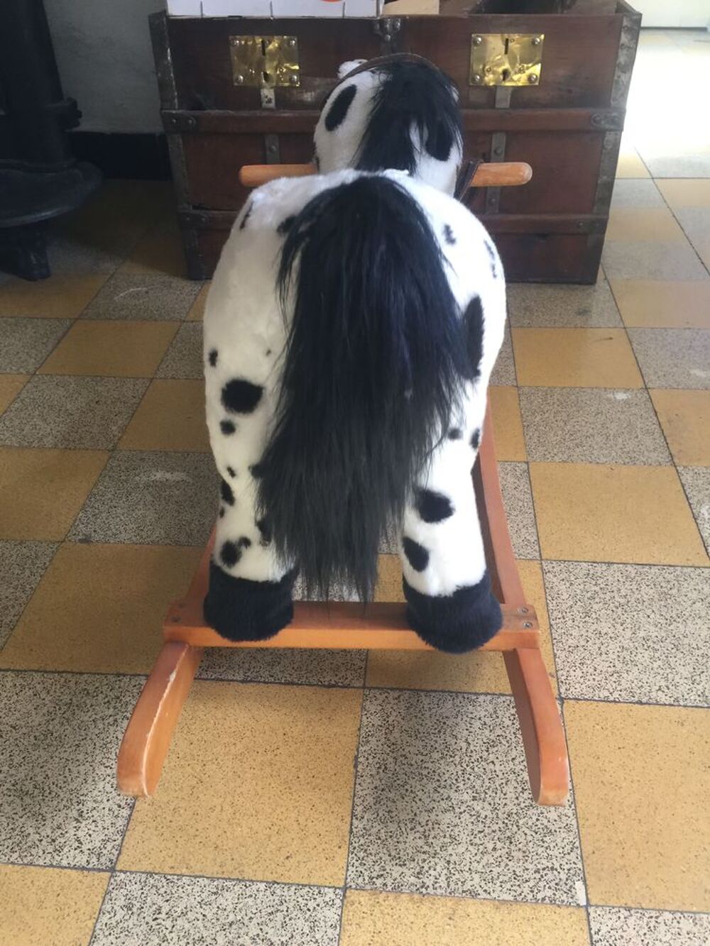 UN CHEVAL A BASCULE POUR ENFANT Jeux / jouets