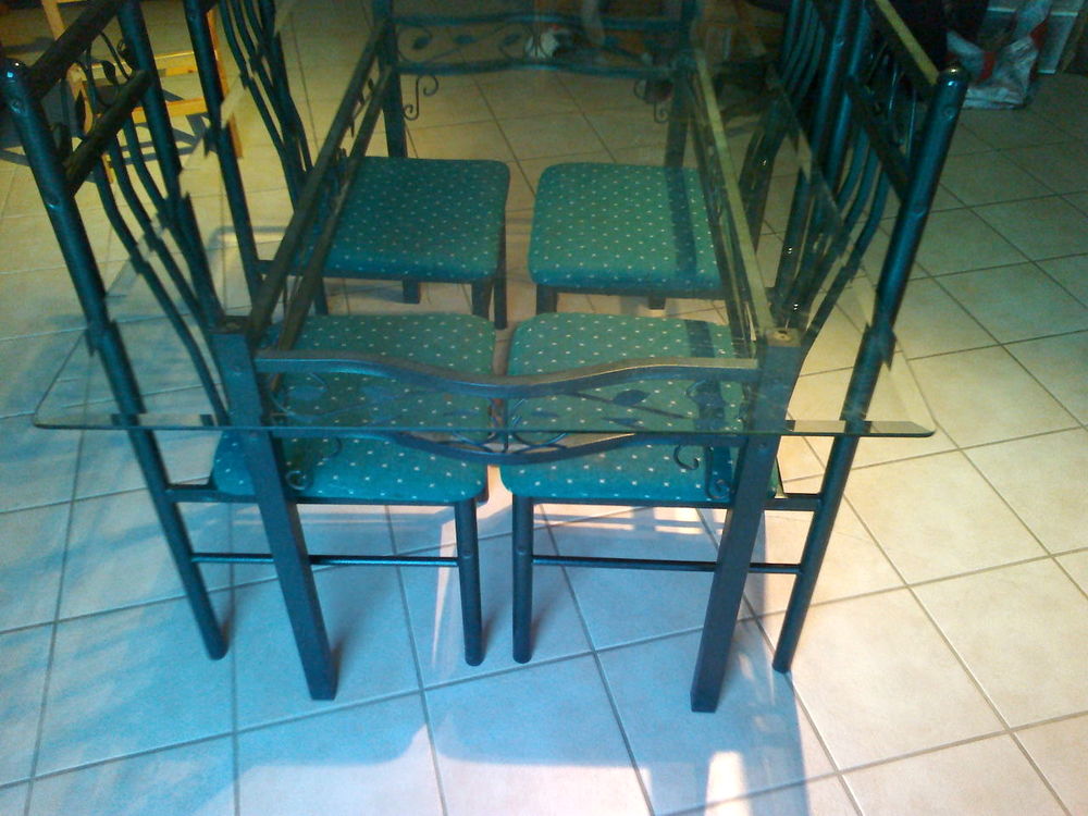 table en verre + les 4 chaises Meubles