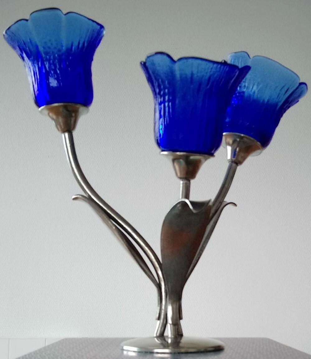 Bougeoir en &eacute;tain fait main et verre bleu Tulipes de Jean Go Décoration
