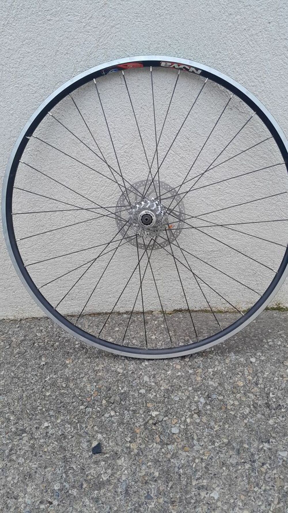 roue 700 arriere frien a disque 9 vitesses ''rigida '' Vélos