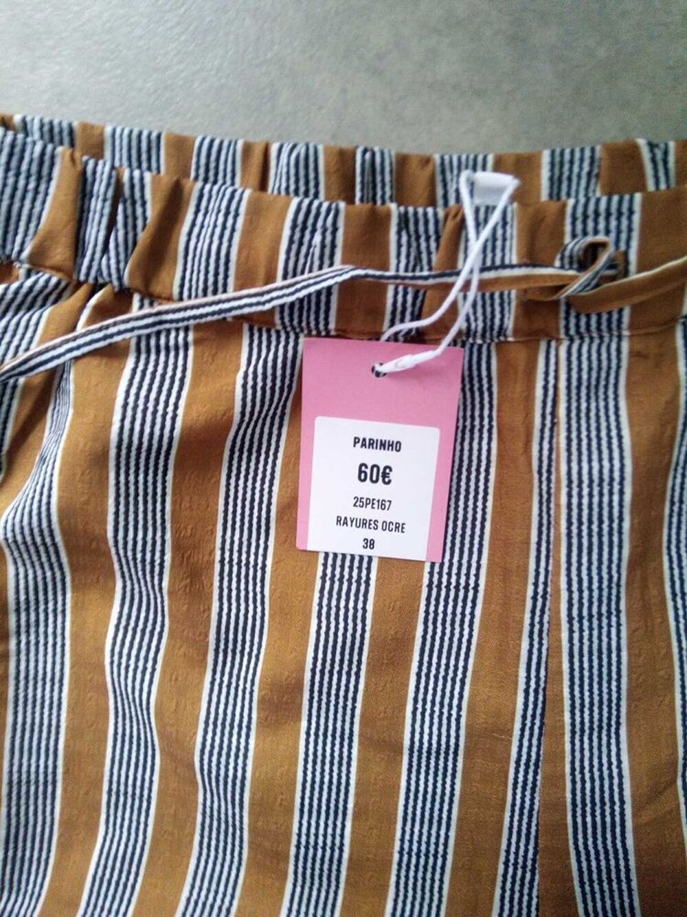 Pantalon femme taille 36 et 38 neuf Marque jamais port&eacute;. Sur Amiens Rivery. Pas d'envoi. 20 € pi&egrave;ce.... Vêtements