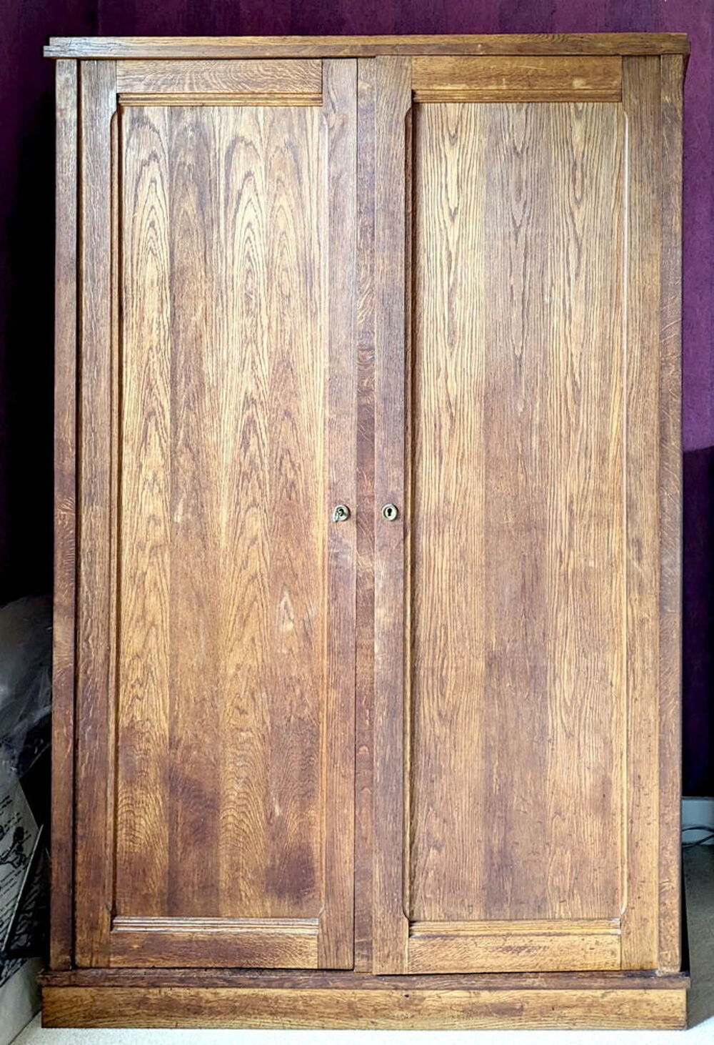 une armoire vintage en ch&ecirc;ne cir&eacute; massif Meubles