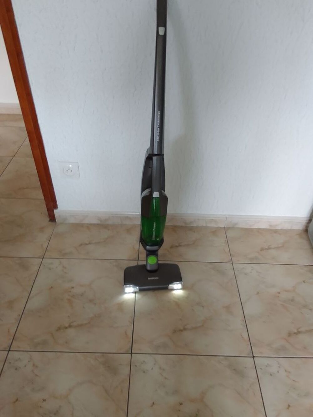 Aspirateur &agrave; main et aspirateur balai 2 en 1 sans fil Electrom�nager
