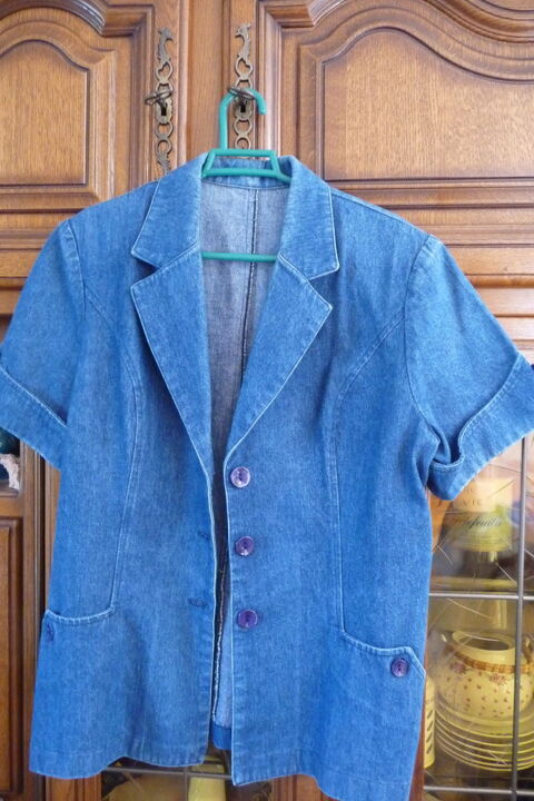 TAILLEUR EN JEANS TEMME T 42/44 VESTE ET JUPE
25 Beynost (01)